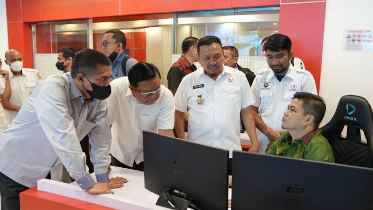 Kabid Humas Polda Jabar Kombes Ibrahim Tompo (kiri) bersama pejabat Pemkot Makassar saat berada di War Room Command Center Makassar. ANTARA/HO/Pemkot Makassar