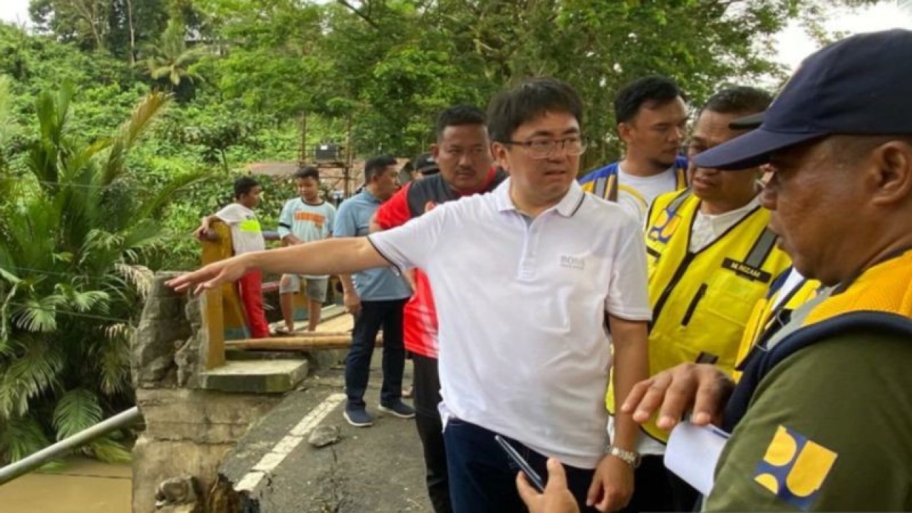 Wali Kota Manado Andrei Angouw meninjau lokasi pasca banjir di wilayahnya di Manado, Sulawesi Utara, Minggu (29/1/2023). ANTARA/Luthfia Miranda Putri