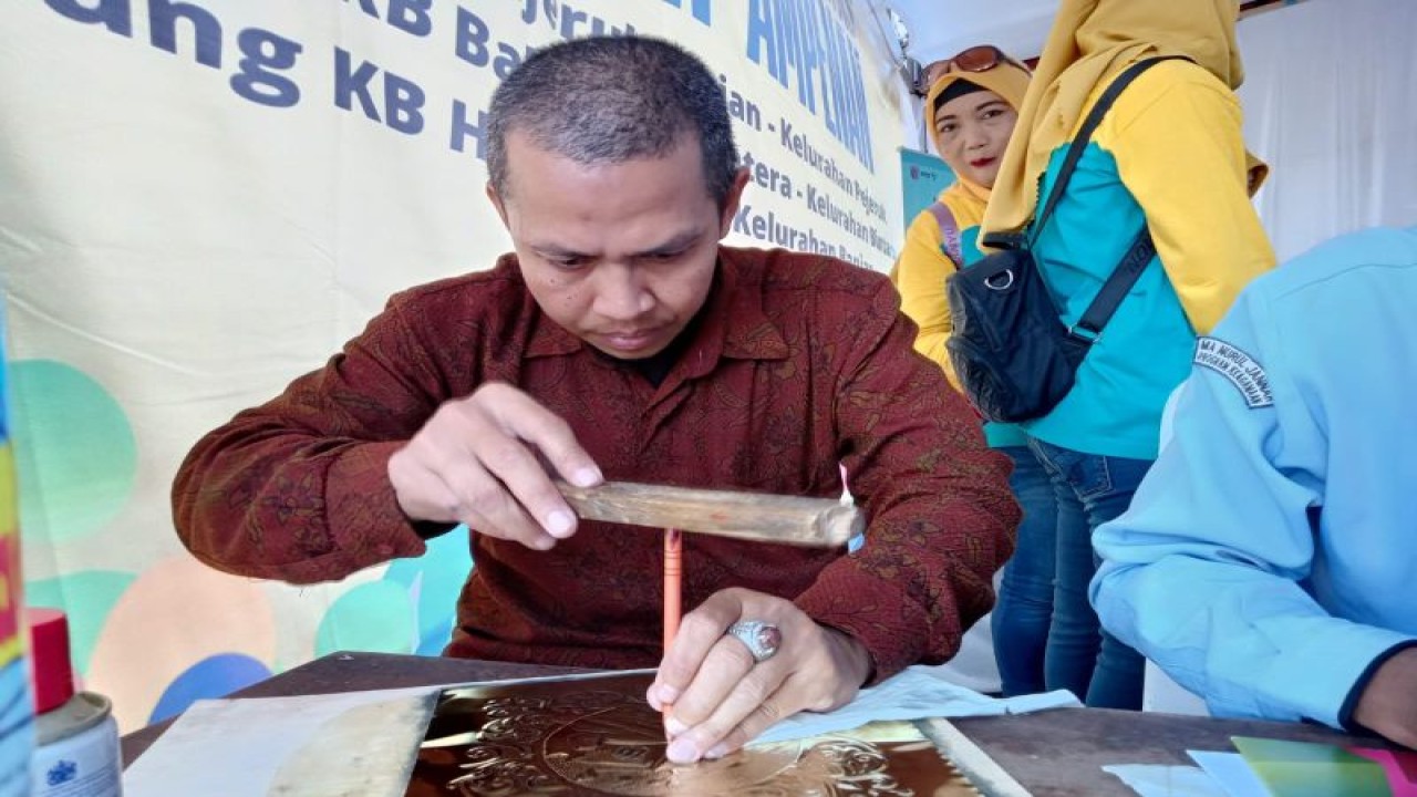 Salah seorang pelaku usaha mikro kecil menengah (UMKM) membuat seni kaligrafi kuningan hiasan dinding di Kota Mataram, Provinsi Nusa Tenggara Barat. (Foto: ANTARA/Nirkomala)