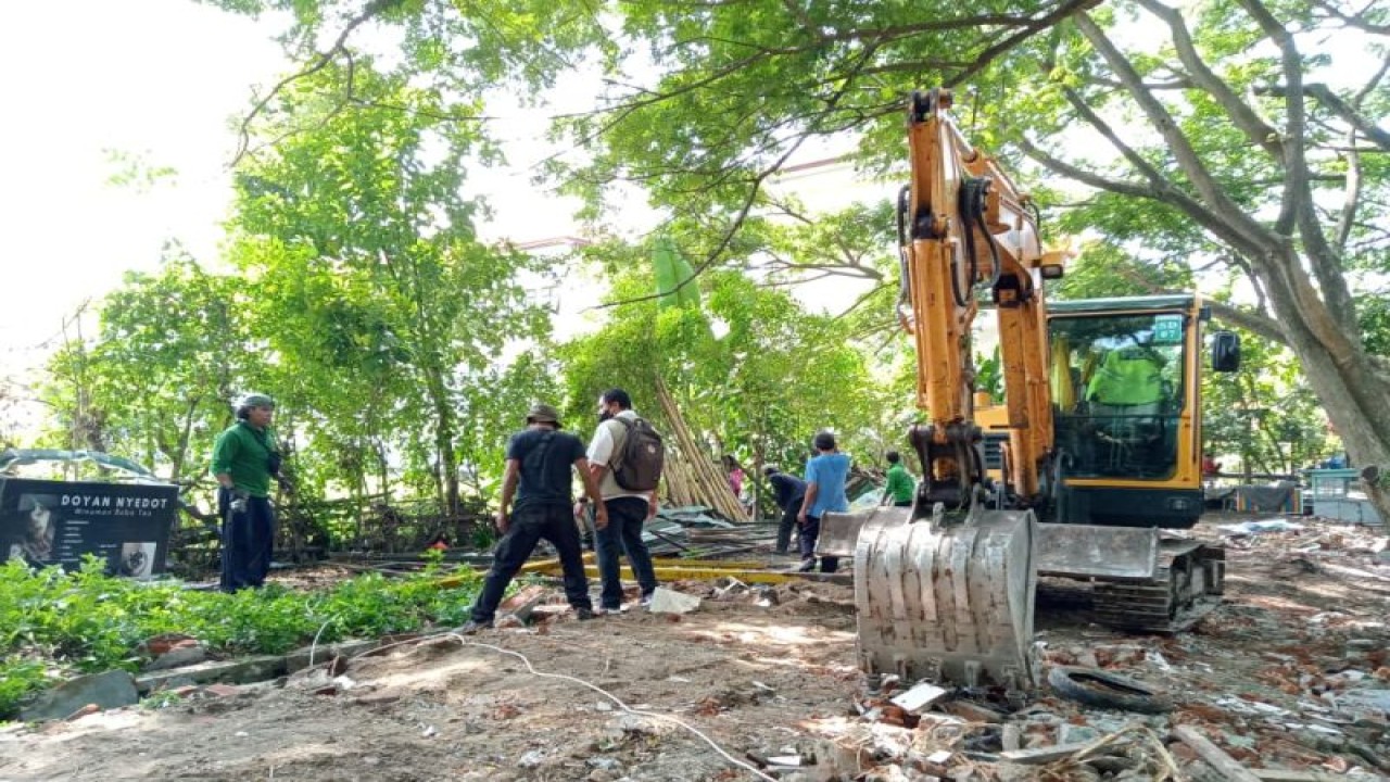 Sebuah alat berat diturunkan untuk membongkar puluhan lapak pedagang kaki lima (PKL) di Jalan Udayana Kota Mataram, Provinsi Nusa Tenggara Barat, yang sudah tidak digunakan, Rabu (11/1-2023). (Foto: ANTARA/Nirkomala)