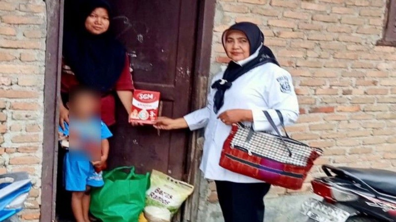 Petugas menyerahkan bantuan makanan tambahan dari bapak asuh ke anak stunting di Medan, Sumut. (ANTARA/HO-Diskominfo Kota Medan)