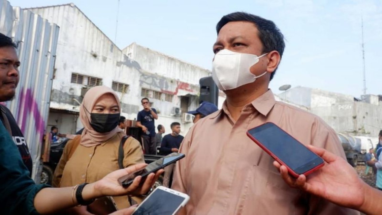 Wali Kota Pekalongan Afzan Arslan Djunaid sedang mengcek kesiapan pembangunan pasar Banjarsari di Pekalongan, Kamis (12/1/2023). ANTARA/HO-Humas Kota Pekalongan