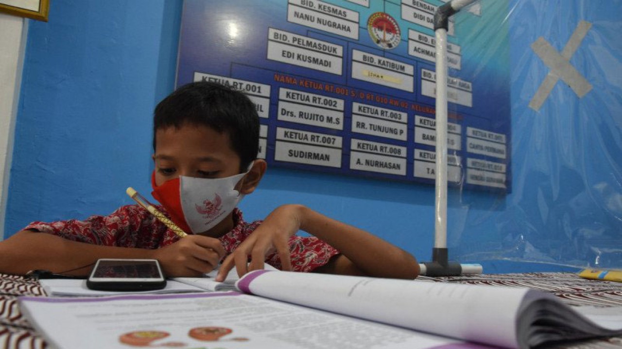 Seorang siswa belajar secara daring dengan akses internet gratis dari Pemprov DKI Jakarta di Kantor RW 02 Kampung Internet, Galur, Jakarta, Kamis (3/9/2020). ANTARA FOTO/Indrianto Eko Suwarso/nz