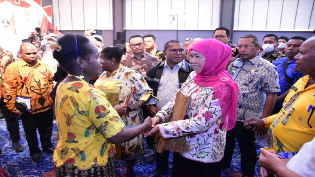 Gubernur Jatim Khofifah Indar Parawansa mencoba tas khas Papua saat misi dagang di Kota Sorong, Papua Barat Daya, Kamis (26/1/2023). (ANTARA/HO-Biro Adpim Jatim)