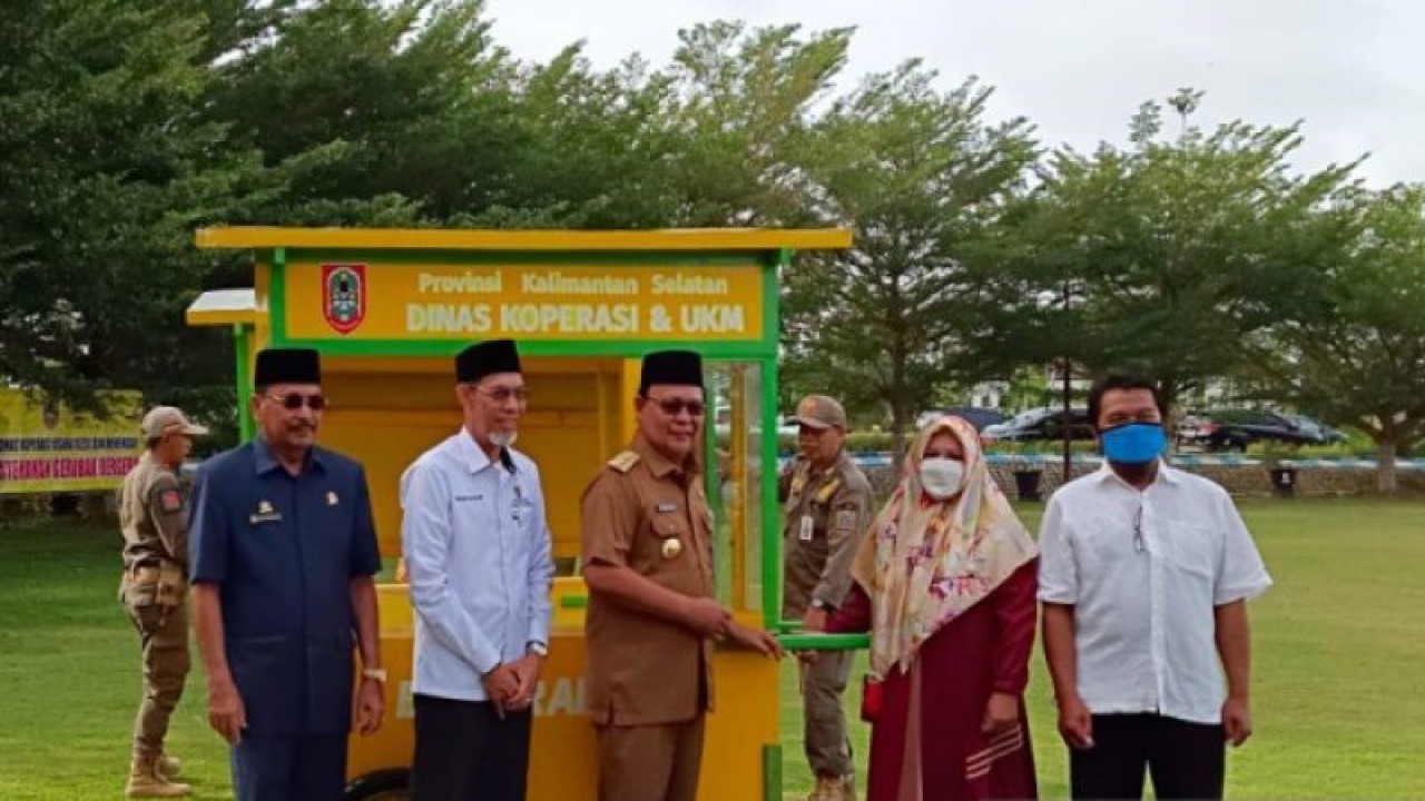 Gubernur Kalsel H Sahbirin Noor saat menyerahkan bantuan gerobak UMKM di sela pelaksanaan Apel Gabungan ASN Pemerintah Provinsi Kalimantan Selatan di Kantor Sekdaprov Kalsel di Banjarbaru, Kalsel, Senin (2/1/2023). ANTARA/HO-Pemprov Kalsel