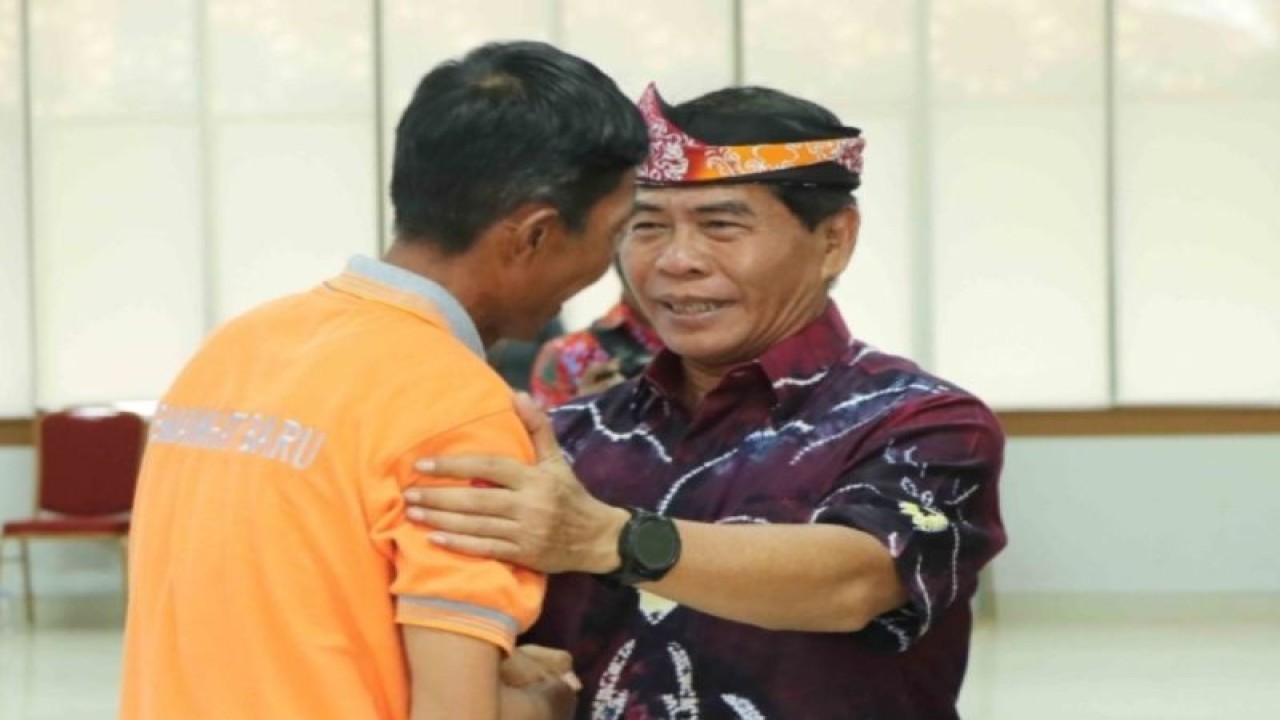 Gubernur Kalimantan Utara Zainal Arifin Paliwang saat memberikan bantuan hibah kepada nelayan di Tanjung Selor, Bulungan, Kamis (29/12). ANTARA/HO-DKISP Provinsi Kaltara.