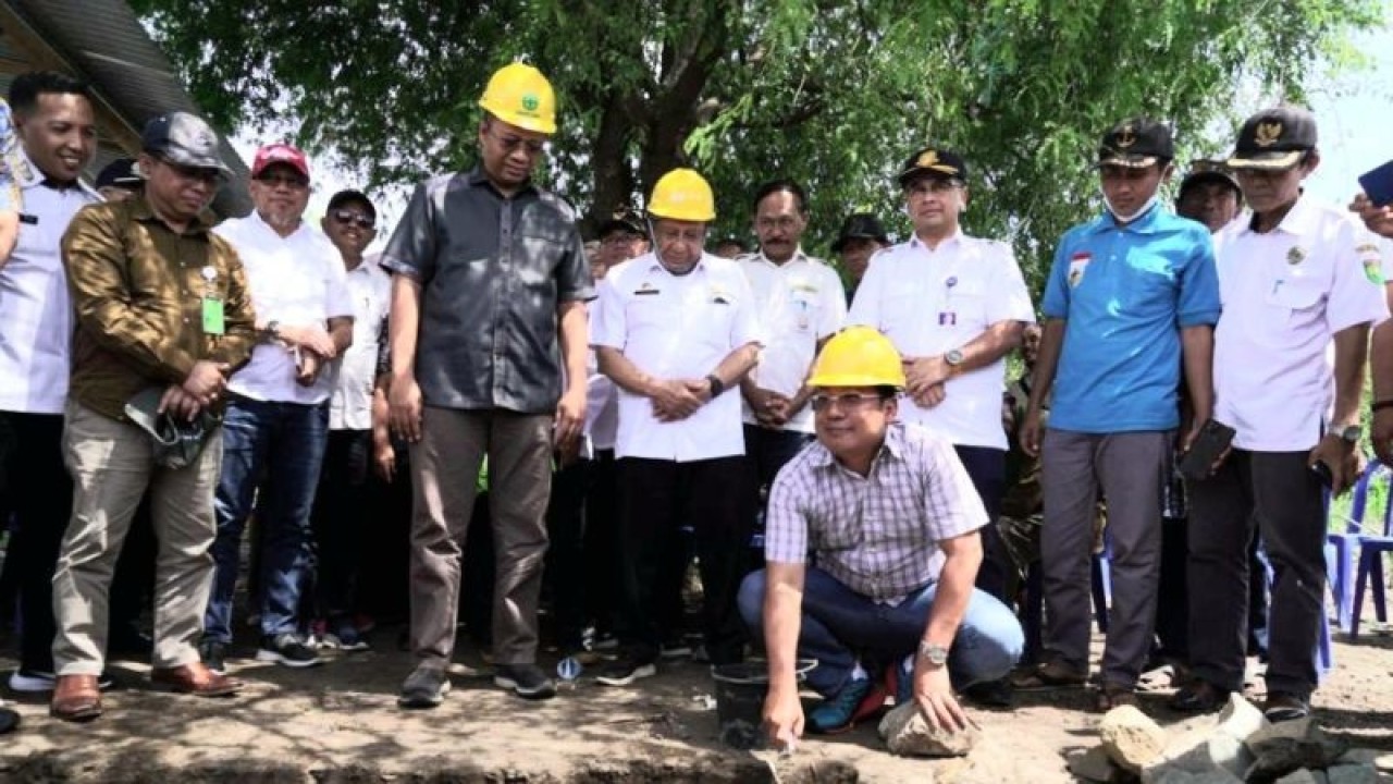 Gubernur Nusa Tenggara Barat (NTB), H. Zulkieflimansyah didampingi Kepala Badan Pangan Nasional (Bapanas) RI, Arief Prasetyo saat peletakan batu pertama pembangunan Pelabuhan Teluk Santong di Kabupaten Sumbawa. (ANTARA/Pemprov NTB).
