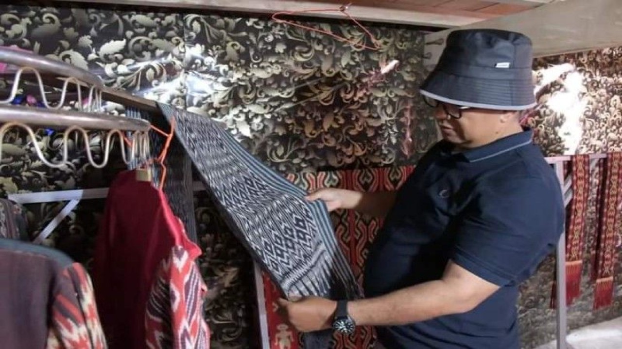 Penjabat Gubernur Sulbar Akmal Malik mengunjungi pelaku usaha mikro kecil dan menengah UMKM yang mengembangkan usaha kain Tenun Sekomandi di Kabupaten Mamuju, Minggu (22/1/2023). ANTARA/M Faisal Hanapi