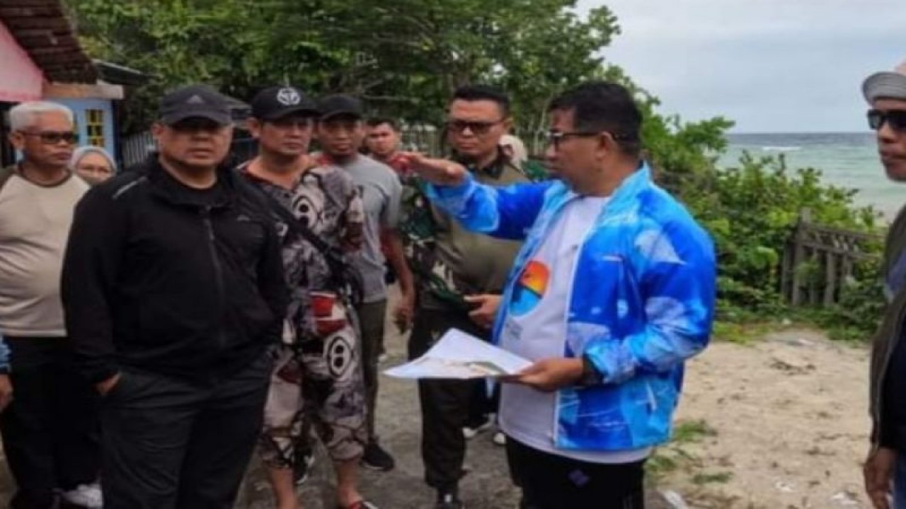 Penjabat Gubernur Sulbar Akmal Malik meninjau Pulau Karampuang dan akan membangun sejumlah fasilitas wisata agar semakin menarik minat wisatawan di Mamuju, Sabtu (14/1/2023) ANTARA Foto/M Faisal Hanapi