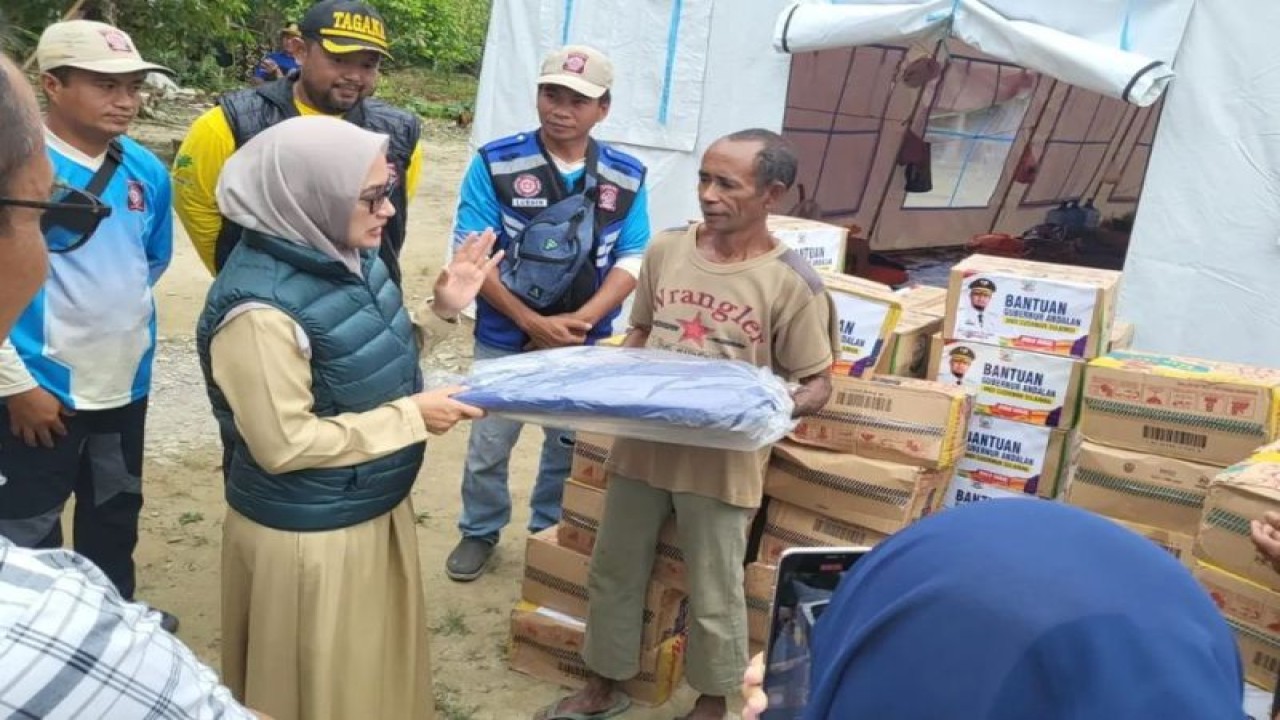 Bupati Luwu Utara Indah Putri Indriani saat menyerahkan bantuan bagi korban banjir dari Pemprov Sulsel di Masamba, Sabtu (21/01/2023). ANTARA Foto/HO-Humas Pemkab Lutra