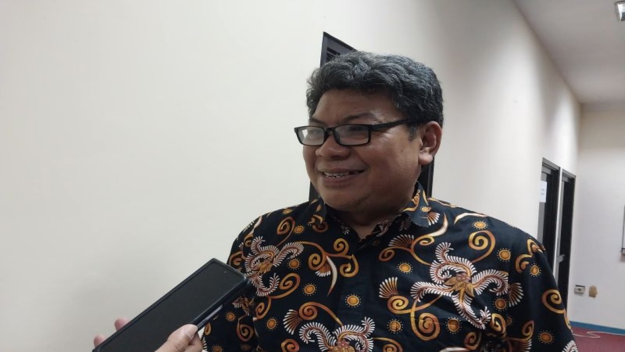 Tenaga Ahli Gubernur Sulteng M Ridha Saleh menyampaikan keterangan kepada wartawan di Palu. (ANTARA/Muhammad Hajiji)