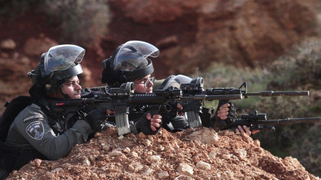 Arsip - Polisi perbatasan Israel bersiaga memegang senjata mereka dalam bentrokan dengan para pengunjuk rasa Palestina di Desa Beit Dajan di timur Kota Nablus, Tepi Barat, Jumat (18/12/2020), menyusul aksi protes yang menentang perluasan permukiman Yahudi. (ANTARA FOTO/Xinhua/Nidal Eshtayeh/pras.)