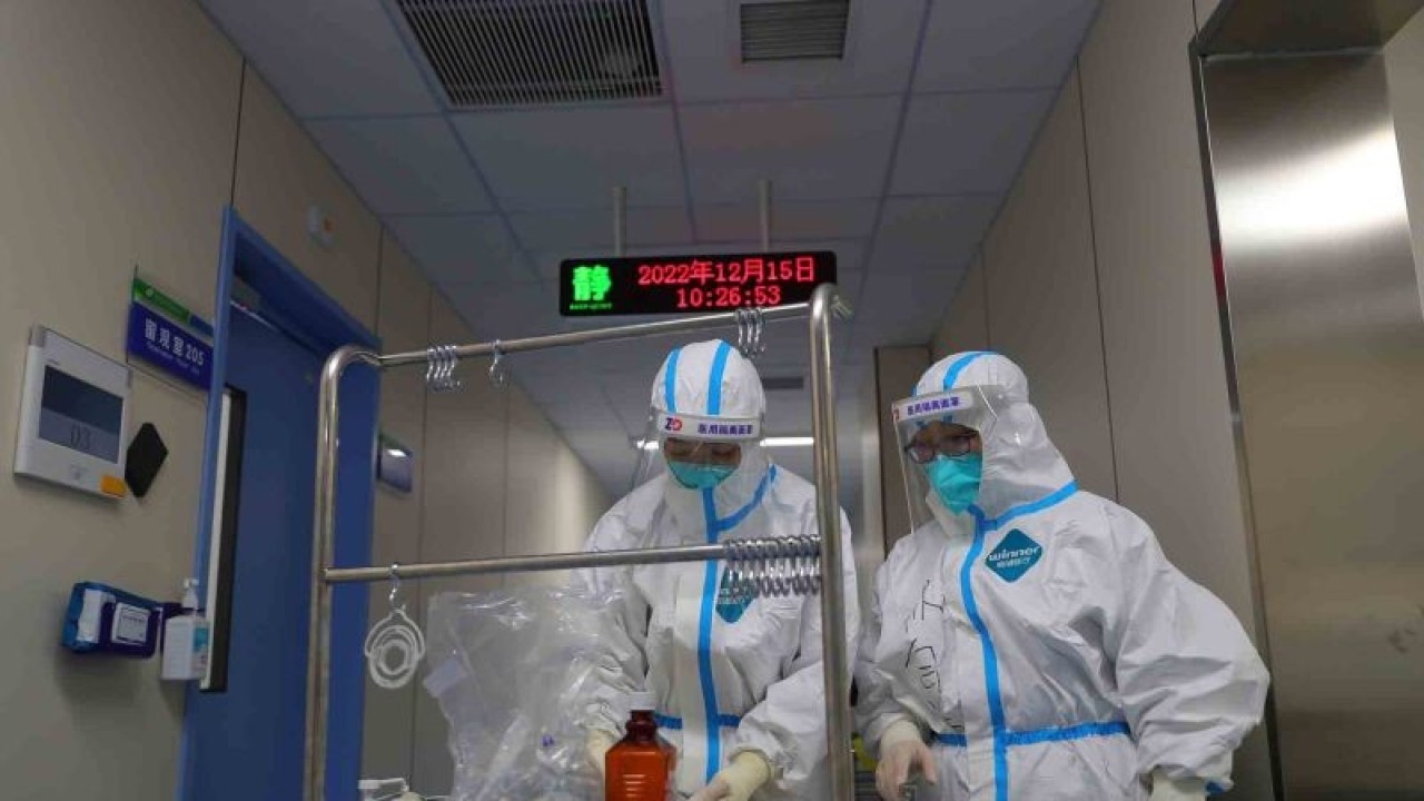 Tenaga kesehatan bekerja di sebuah klinik demam di Rumah Sakit Shengjing Universitas Kedokteran China di Shenyang, Provinsi Liaoning, China timur laut, Kamis (15 /12/2022). China melanjutkan pengoptimalan langkah-langkah pencegahan dan pengendalian epidemi COVID-19 sambil mengalihkan fokus strategi responsnya dari meredam infeksi baru menjadi mencegah dan mengobati kasus parah. ANTARA FOTO/Xinhua/Yang Qing/wsj.