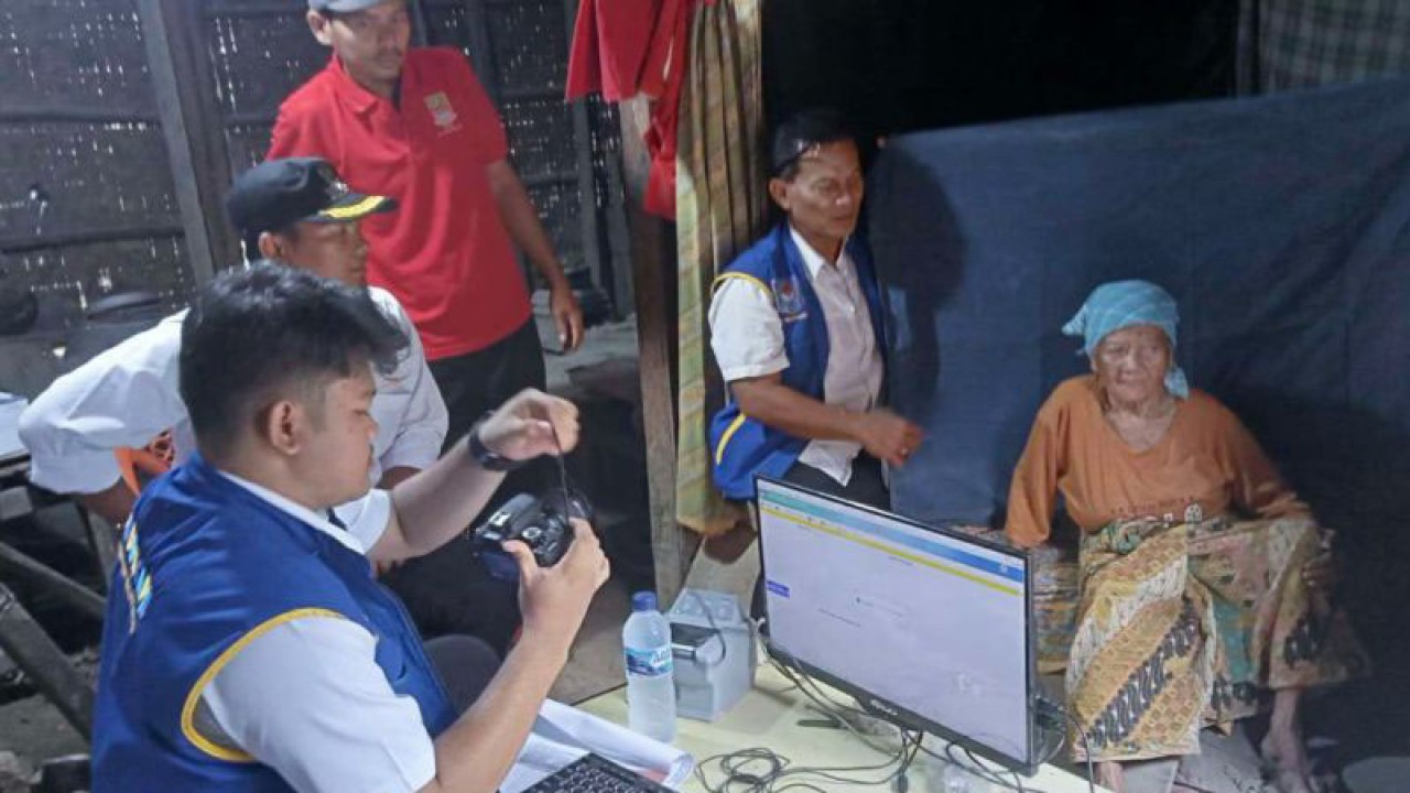 Petugas melakukan pelayanan perekaman data kependudukan untuk penerbitan KTP elektronik di rumah seorang warga lansia di Desa Wibawamulya, Kecamatan Cibarusah, Kabupaten Bekasi, Provinsi Jawa Barat, Jumat (20/1/2023). (ANTARA/Pradita Kurniawan Syah)
