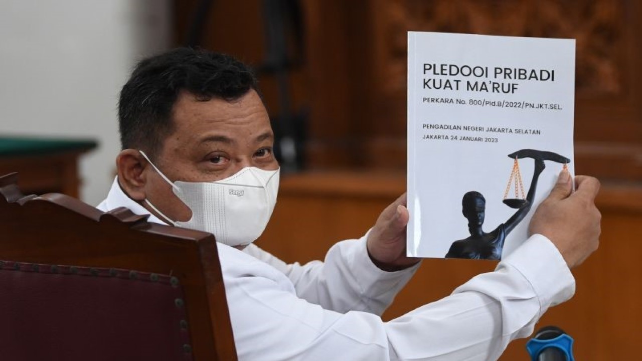 Terdakwa kasus dugaan pembunuhan berencana Brigadir Yosua, Kuat Ma'ruf menunjukkan nota pembelaan atau pledoi saat sidang lanjutan di PN Jakarta Selatan, Jakarta, Selasa (24/1/2023). ANTARA FOTO/Akbar Nugroho Gumay/hp.