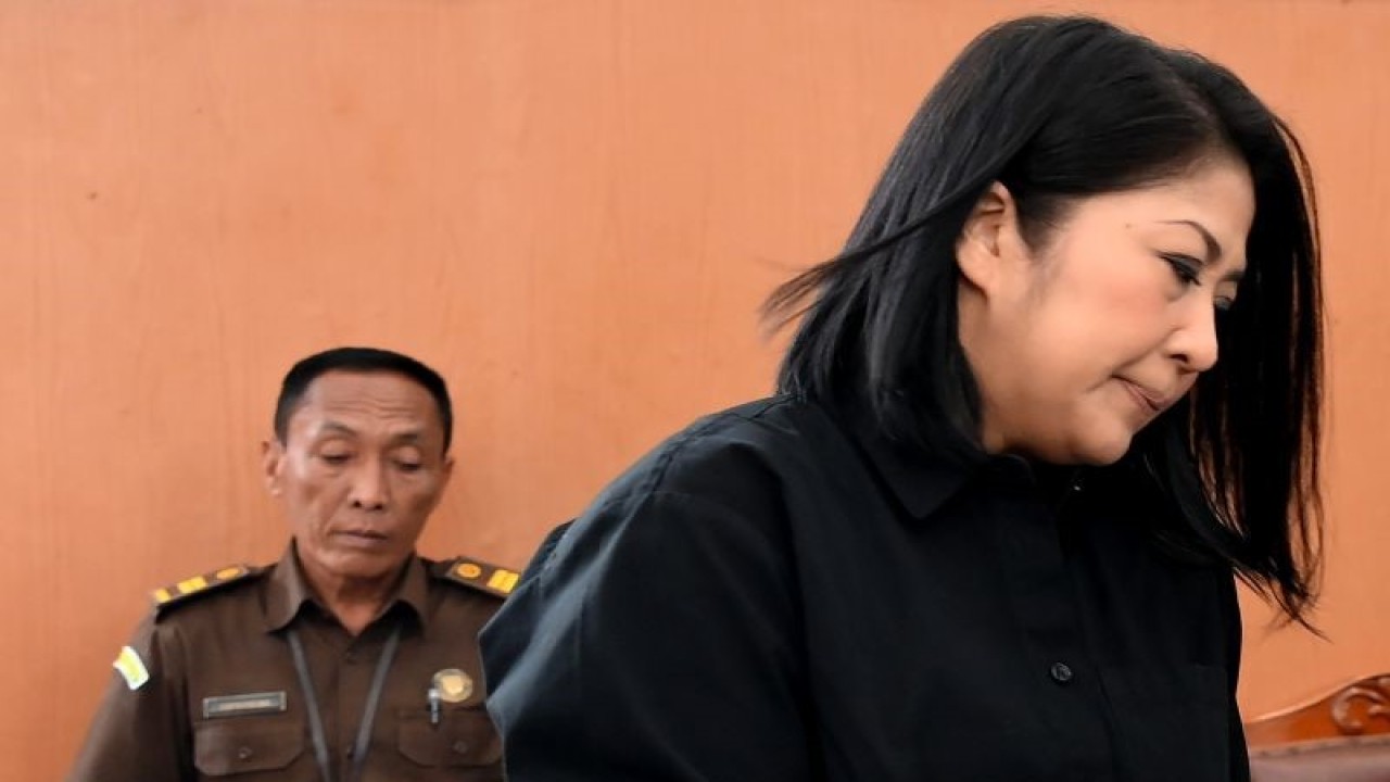 Dokumentasi - Terdakwa kasus pembunuhan berencana Brigadir Yosua Hutabarat, Putri Candrawathi (kanan) tiba untuk menjalani sidang lanjutan di Pengadilan Negeri Jakarta Selatan, Jakarta, Senin (19/12/2022). Sidang tersebut beragendakan pemeriksaan saksi ahli yang dihadirkan oleh Jaksa Penuntut Umum. ANTARA FOTO/Sigid Kurniawan/aww.