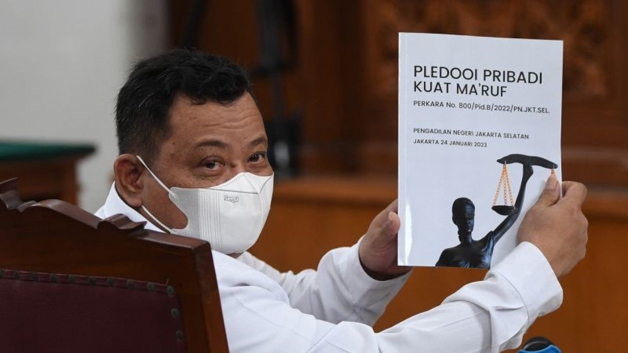 Terdakwa kasus dugaan pembunuhan berencana Brigadir Yosua, Kuat Ma'ruf menunjukkan nota pembelaan atau pleidoi saat sidang lanjutan di PN Jakarta Selatan, Jakarta, Selasa (24/1/2023). ANTARA FOTO/Akbar Nugroho Gumay/hp/aa.