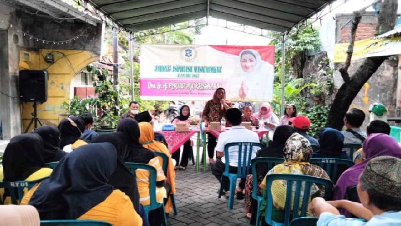 Ketua Komisi A Bidang Pemerintahan DPRD Surabaya Pertiwi Ayu Krishna saat reses di RT 01, RW 01, Kelurahan Gundih, Bubutan, Kota, Surabaya, Rabu (26/1/2023). (ANTARA/HO-DPRD Surabaya)