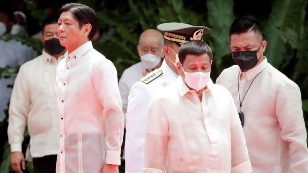 Presiden Filipina yang baru Ferdinand "Bongbong" Marcos Jr (depan kiri) dan presiden yang digantikanny, Rodrigo Duterte (depan kanan), menghadiri upacara pelantikan presiden Filipina, di halaman istana Malacanang, Manila, Filipina (30/6/2022). ANTARA/REUTERS/Pool-Francis R. Malasig/aa.