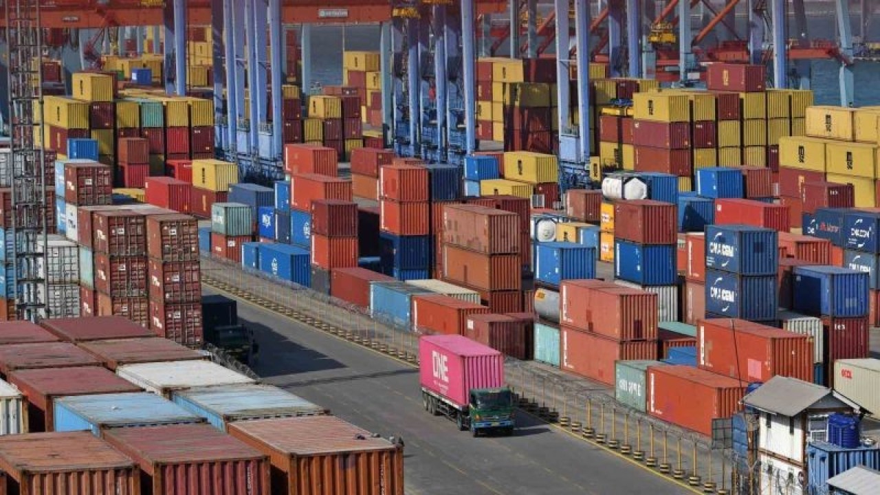 Sebuah truk pengangkut peti kemas melintas di Pelabuhan Tanjung Priok, Jakarta, Kamis (15/12/2022). Berdasarkan data Badan Pusat Statistik (BPS), neraca perdagangan Indonesia mengalami surplus 5,16 miliar dolar AS pada November 2022 dengan nilai ekspor 24,12 miliar dolar AS dan impor 18,96 miliar dolar AS atau surplus neraca perdagangan ke-31 berturut-turut yang dicapai Indonesia sejak Mei 2020. ANTARA FOTO/Aditya Pradana Putra/wsj.