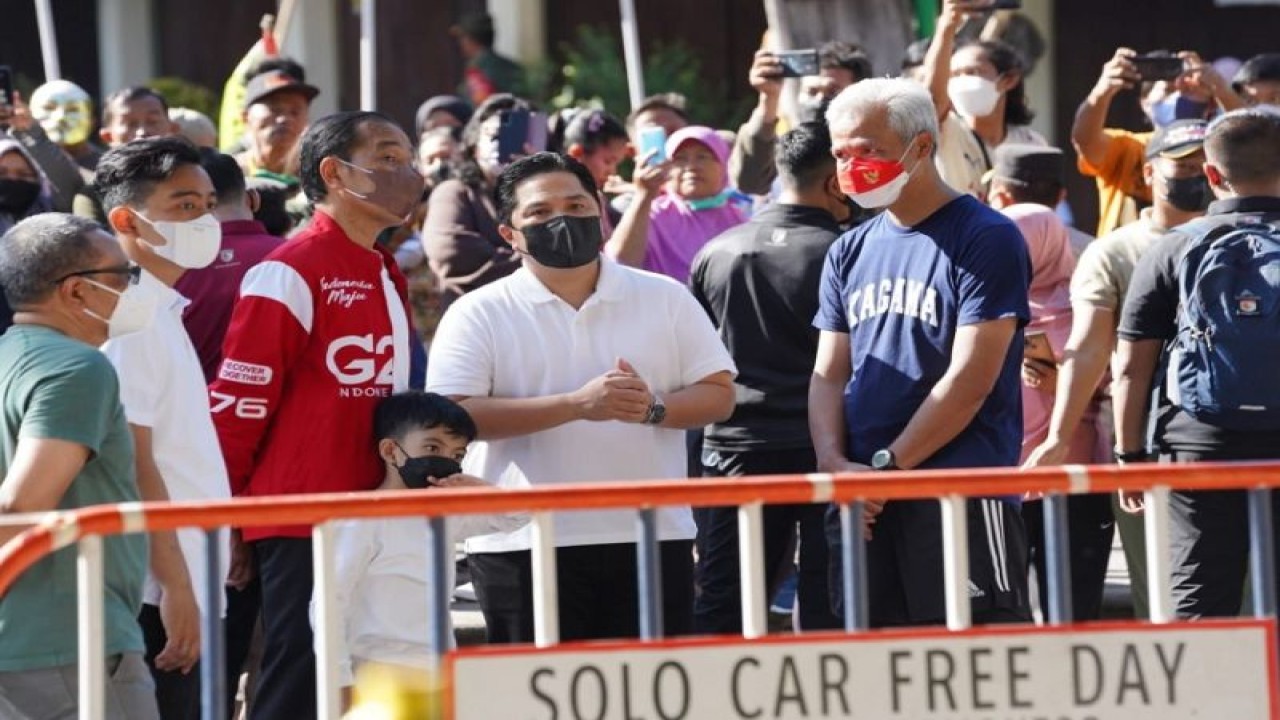 Dokumentasi - Presiden Republik Indonesia Joko Widodo (ketiga kiri) bersama Menteri BUMN Erick Thohir, Gubernur Jawa Tengah Ganjar Pranowo dan Wali Kota Solo Gibran Rakabuming saat meninjau "Solo Car Free Day". ANTARA/HO-Kementerian BUMN