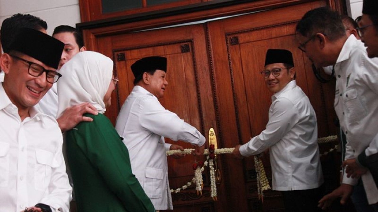 Ketua Umum Partai Gerindra Prabowo Subianto (ketiga kiri) dan Ketua Umum Partai Kebangkitan Bangsa (PKB) Muhaimin Iskandar (kedua kanan) menggunting pita saat membuka Sekretariat Bersama (Sekber) Partai Gerindra - PKB di Jakarta, Senin (23/1/2023). Pembukaan Sekber tersebut untuk mempererat koalisi kedua partai dalam upaya pemenangan Pemilu 2024. ANTARA FOTO/Reno Esnir/rwa.