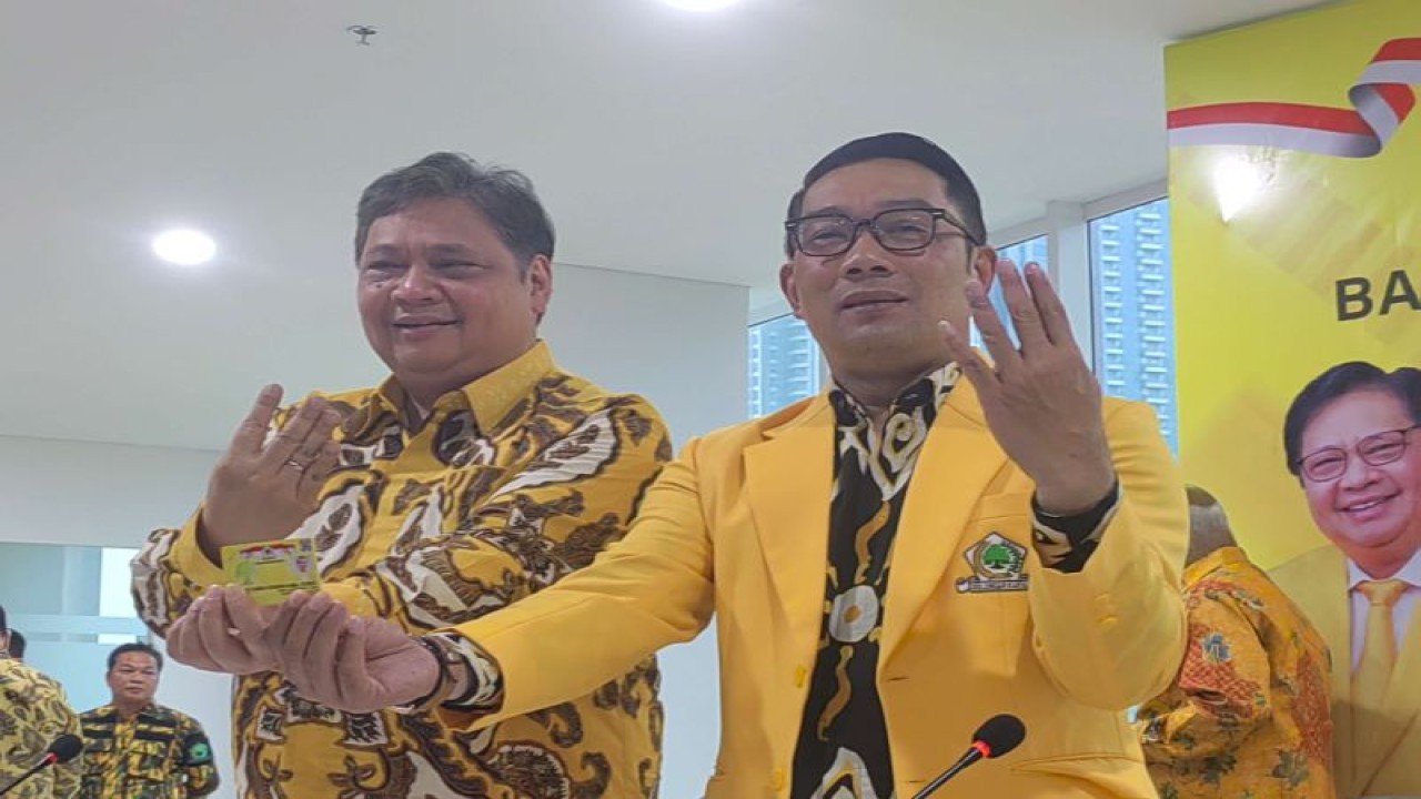 Dokumentasi - Ketua Umum (Ketum) Partai Golkar Airlangga Hartarto (kiri) dan Gubernur Jawa Barat Ridwan Kamil (kanan) di Kantor DPP Partai Golkar, Jakarta, Rabu (18/1/2023). ANTARA/Melalusa Susthira K.