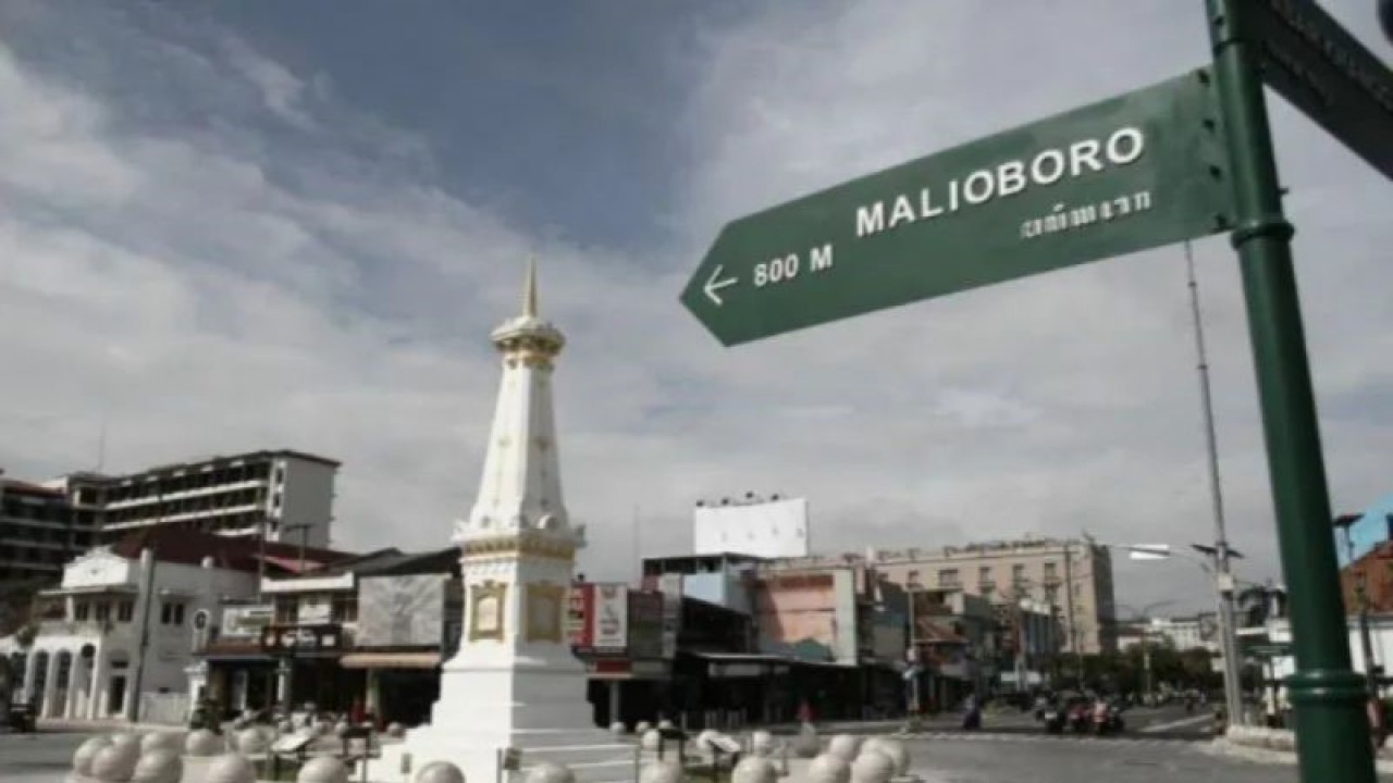 Pengendara melintas di kawasan Tugu Pal Putih, Yogyakarta. (ANTARA/Hendra Nurdiyansyah/rwa/pri)