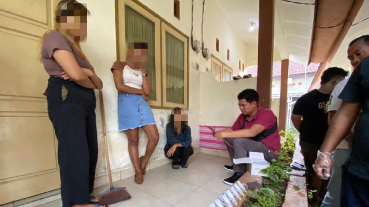 Tiga perempuan penghuni indekos usai melaksanakan tes urine dengan hasil positif mengandung zat kimia bahan baku narkoba jenis metamfetamin oleh kepolisian di wilayah Bertais, Mataram, NTB, Rabu (18/1/2023). (ANTARA/HO-Polresta Mataram)