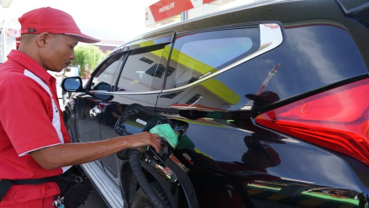 Pengisian bahan bakar minyak di salah satu SPBU (ANTARA/HO Pertamina)