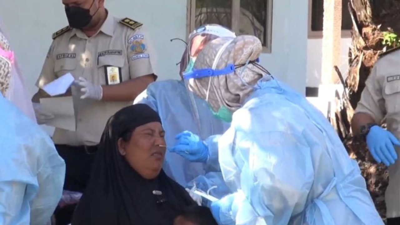 Pengungsi Rohingya saat menjalani tes kesehatan di tempat penampungan sementara, di Aceh Besar, Senin (10/1/2023) (ANTARA/HO)