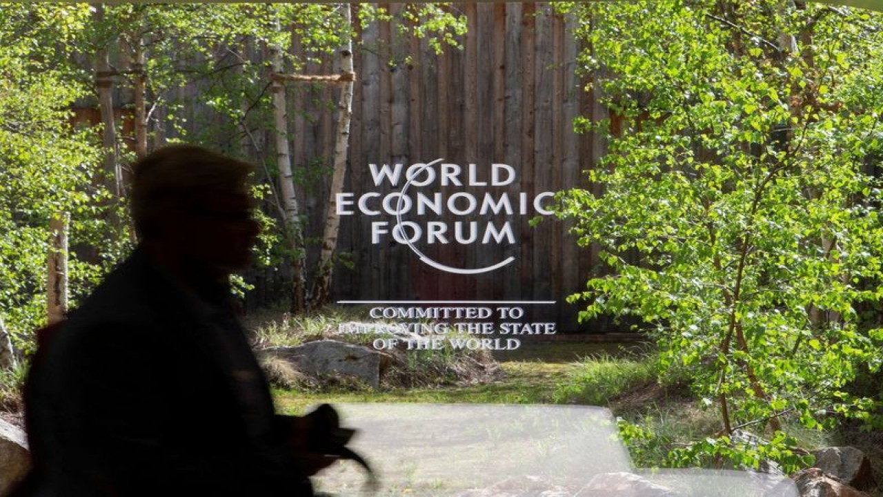 Foto Dokumen: Logo Forum Ekonomi Dunia 2022 (WEF) digambarkan di jendela di pusat kongres, di resor Alpine Davos, Swiss 21 Mei 2022. ANTARA REUTERS/Arnd Wiegmann