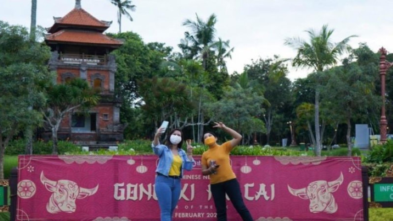 Pengunjung berfoto di kawasan pariwisata The Nusa Dua, Kabupaten Badung, Bali. Antara/HO-ITDC/fik