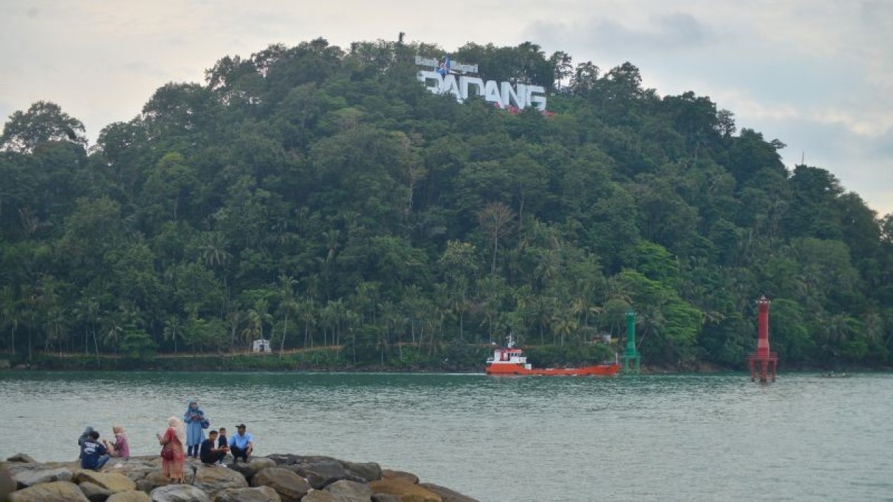 Pengunjung berwisata di Pantai Padang, Sumatera Barat, Kamis (5/1/2023). ANTARA FOTO/Iggoy el Fitra/rwa.