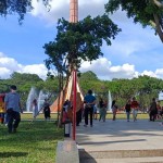 Pengunjung menikmati liburan bersama keluarga di TMII pada Minggu (22/1/2023). (ANTARA/Ilham Kausar)-1674439248