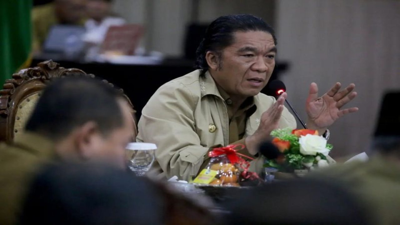 Penjabat Gubernur Banten Al Muktabar memimpin rapat pimpinan di Lingkungan Pemprov Banten di Serang, Senin. (ANTARA/Mulyana)