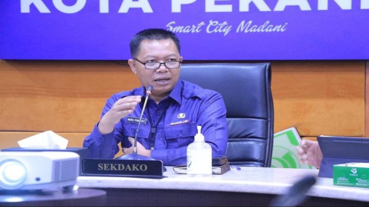 Penjabat Sekda Kota Pekanbaru Indra Poni Nasution saat memimpin rapat satuan tugas penanganan COVID-19. (ANTARA/HO-Pemkot Pekanbaru)