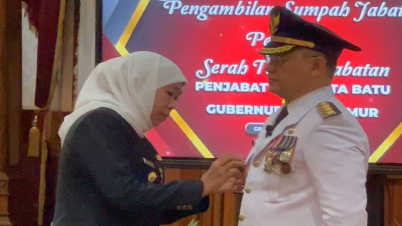 Gubernur Jatim Khofifah Indar Parawansa melantik Penjabat Wali Kota Batu Aries Agung Paewai di Gedung Negara Grahadi Surabaya, Kamis petang (19/1/2023). (ANTARA/Hanif Nashrullah)