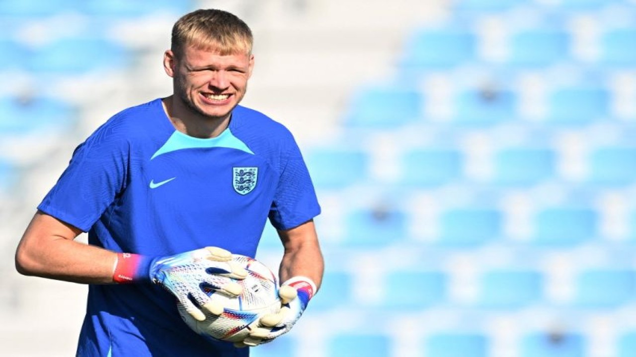 Penjaga gawang Arsenal dan timnas Inggris Aaron Ramsdale saat latihan di Al Wakrah SC Stadium di Al Wakrah, Qatar, pada 24 November 2022. (AFP/PAUL ELLIS)