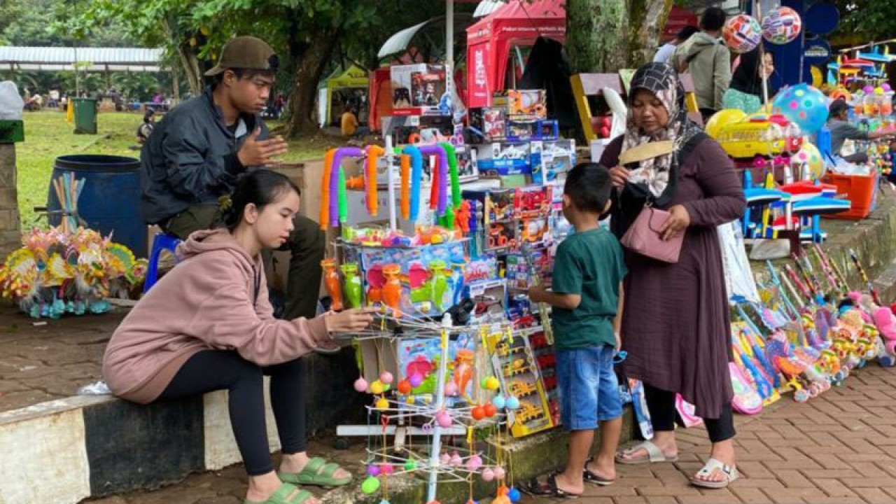 Ilustrasi - Sejumlah pedagang menjual permainan lato-lato (HO/Antara)