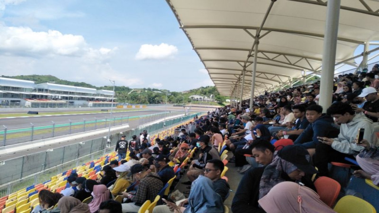 Penonton ajang WSBK di Sirkuit Mandalika 2022 (ANTARA/Akhyar)