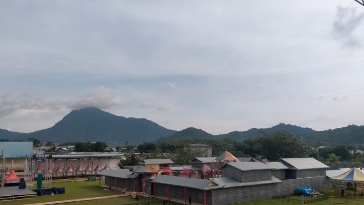 Persiapan panggung untuk kegiatan pentas seni dan budaya di Stadiun Kridasana Singkawang, Kalbar, Minggu (15/1/2023) dalam rangka memeriahkan Imlek dan Cap Go Meh (FOTO ANTARA/rudi)