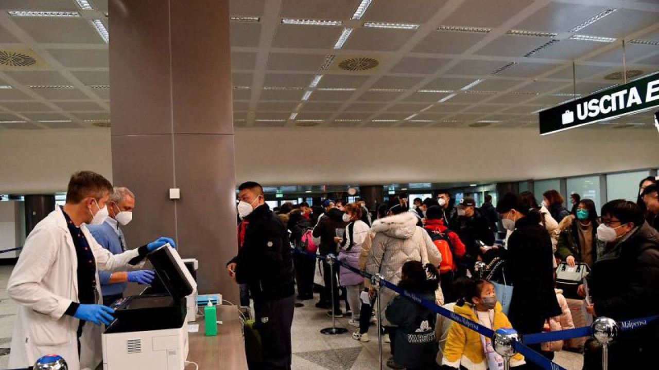Arsip - Penumpang menunggu dalam antrean, setelah Italia memerintahkan semua pelaku perjalanan dari China harus menjalani tes swab antigen COVID-19 di Bandara Malpensa di Milan, Italia, 29 Desember 2022. (ANTARA FOTO/REUTERS/ Jennifer Lorenzini/aww)