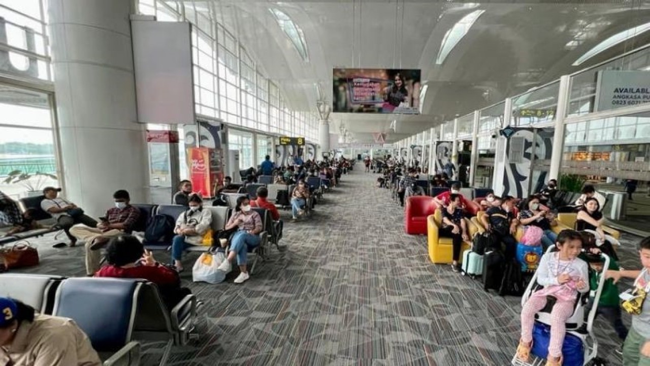 Penumpang pesawat di Bandara internasional Kualanamu Deli Serdang, Sumatera Utara pada natal 2022 dan tahun baru 2023 . ((ANTARA/HO/Humas PT Angkasa Pura Aviasi))