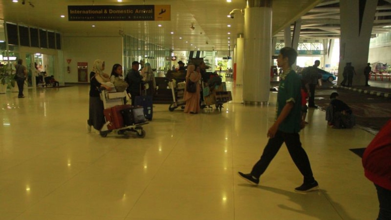 Penumpang di Bandara Sepinggan di Balikpapan, kini punya pilihan penerbangan lebih banyak untuk umrah. (ANTARA/novi abdi)