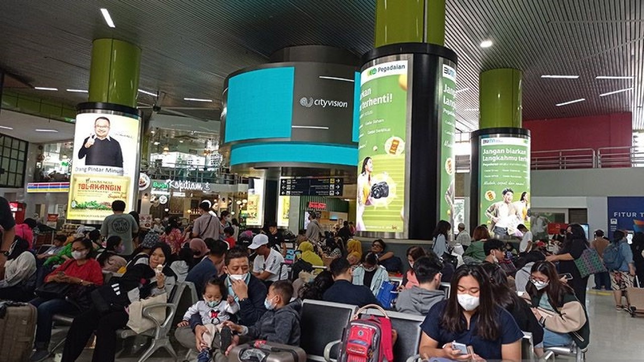 Penumpang kereta api memadati Stasiun Gambir di Jakarta, Minggu (1/1/2023). ANTARA/Sanya Dinda/am.