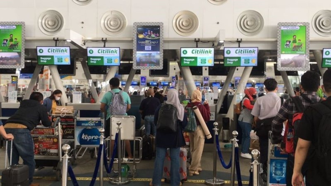 Penumpang pesawat udara di Bandara Internasional Kualanamu Deli Serdang, Sumatera Utara,menjelang Tahun Baru 2023. ((ANTARA/Munawar))