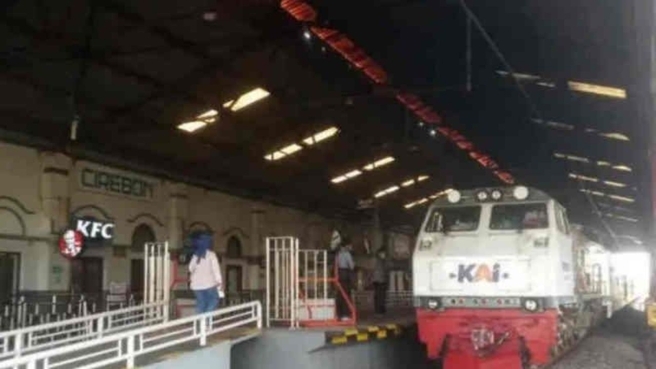 Penumpang saat akan menaiki kereta api di Stasiun Cirebon, Jawa Barat, Rabu (21/12/2022). ANTARA/Khaerul Izan