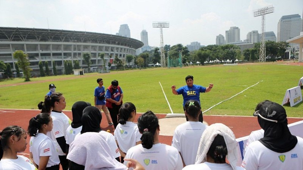 Eki Febri Ekawati berbagi pengalaman kepada atlet muda tolak peluru yang turun di Student Athletics Championships (SAC) di Stadion Madya, Senayan, Jakarta, Kamis (12/1/2023). ANTARA/HO-SAC/am.