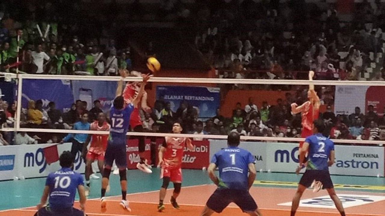 Tuan rumah Jakarta Pertamina Pertamax (biru) menjamu Palembang Bank SumselBabel (merah) pada laga pamungkas PLN Mobile Proliga 2023 Putaran Pertama Pekan Kedua di GOR Satria, Purwokerto, Kabupaten Banyumas, Minggu (15/1/2023) malam. ANTARA/Sumarwoto